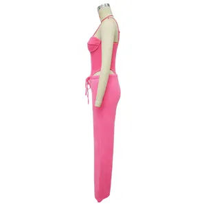 Zijaanzicht detail van een levendig roze tweedelige set met hemdtopje en rechte broek