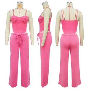 Meerhoeksweergave van een sexy roze gewassen katoenen hemdje en bijpassende broekset.