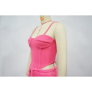 Detailopname van roze geribbelde camisole in korsetstijl met vintage wassing
