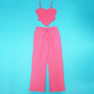 Levendig roze katoenen tweedelig setje met hemdje en wijde broek met trekkoord