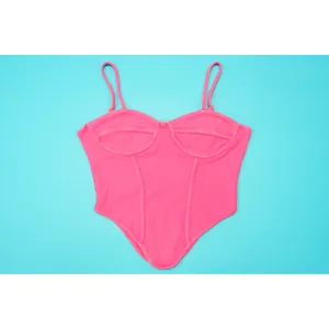 Roze geribbelde katoenen korset top met dunne spaghettibandjes getoond in een platte weergave