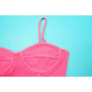 Close-up van een roze geribbelde katoenen camisole met gewassen distressed textuur