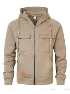 Detail der khakifarbenen Herren-Kapuzenjacke mit praktischen Taschen und Reißverschluss