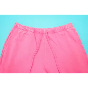 Detailopname van de roze gewassen katoenen korte broek taille met verstelbaar trekkoord