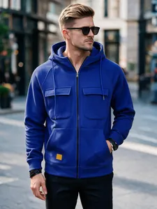 Stilvoller blauer Herren-Kapuzenpullover mit mehreren Taschen in Outdoor-Straßenszene
