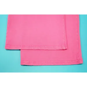 Gedetailleerde close-up van gewassen roze katoenen stof met vintage afwerking en zoom