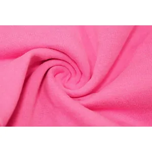 Macro-opname van zachte roze puur katoenen stofstructuur met gewassen afwerking
