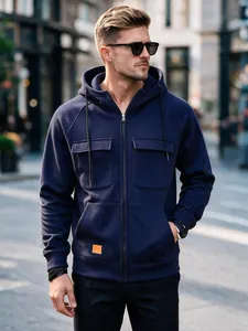 Detailansicht der dunkelblauen Herren-Kapuzenjacke mit praktischen Utility-Taschen