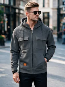 Detailansicht eines grauen Herren-Kapuzenpullovers mit Reißverschluss und Taschen