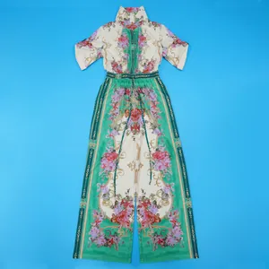 Λεπτομερής επίπεδη προβολή vintage ολόσωμης φόρμας με φλοράλ σχέδιο σε πράσινο και μπεζ