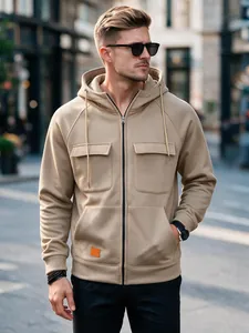 Professionelle Straßenansicht eines Mannes in einem khakifarbenen Kapuzenpulli mit Reißverschluss