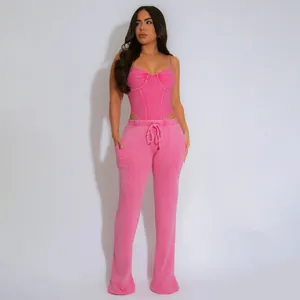 Volledige studio-opname van model in roze camisole en gewassen katoenen broek