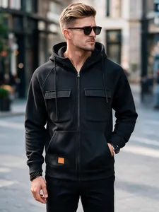 Detailansicht eines schwarzen Herren-Kapuzenpullovers mit praktischen Taschen