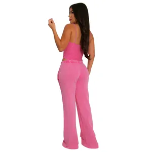 Achteraanzicht van roze set van gewassen katoen met geribbelde camisole en wijde broek.