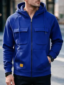 Detailansicht eines königsblauen Herren-Hoodies mit Reißverschluss und funktionellen Brusttaschen.