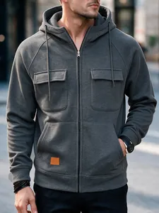 Detailaufnahme einer dunkelgrauen Herren-Kapuzenjacke mit praktischen Brusttaschen