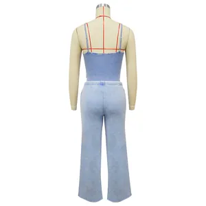 Achteraanzicht van lichtblauwe acid-wash katoenen set met hemdje en broek