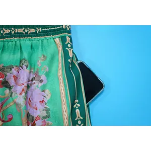 Λεπτομέρεια vintage ολόσωμης φόρμας με φλοράλ σχέδιο και πρακτική πλαϊνή τσέπη