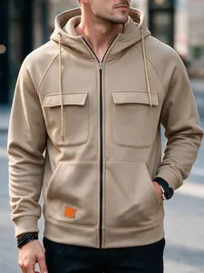 Detailansicht eines khakifarbenen Herren-Hoodies mit Reißverschluss und Brusttaschen