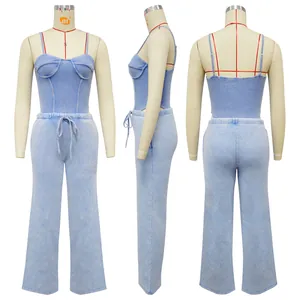 Gedetailleerd overzicht van blauw gewassen katoenen hemdje en wijde broek op paspop