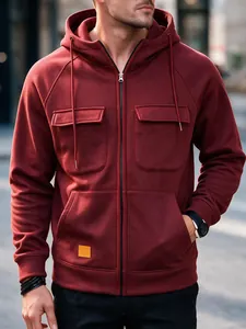 Detailansicht der burgunderroten Herren-Kapuzenjacke mit praktischen Brusttaschen