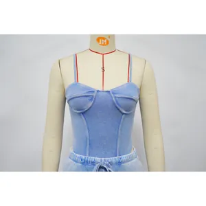 Detailopname van blauw gewassen katoenen geribbelde hemdje met modieuze distressed look