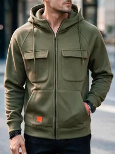 Nahaufnahme eines olivgrünen Herren-Kapuzenpullovers mit Reißverschluss und Taschen