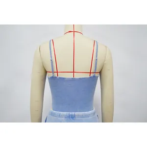 Achterzijde detail van blauwe geribbelde katoenen top met een vintage gewassen effect laag