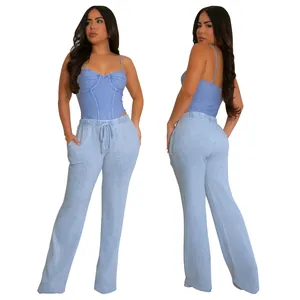 Detailweergave van blauwe set met geribbelde corsettop en uitlopende broek van katoen