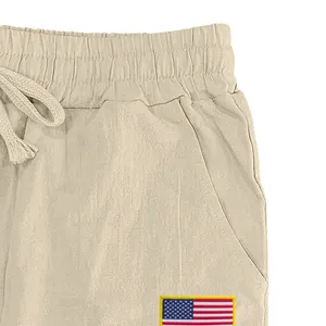 Gros plan d'un pantalon décontracté en lin pour homme avec écusson drapeau américain.
