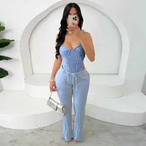 Volledig zicht op blauwe bodysuit en gewassen broek met wijde pijpen op een model