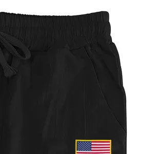 Détail d'un pantalon décontracté en lin pour homme avec taille élastique et drapeau