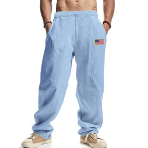 Pantalon d'été en lin bleu clair pour homme avec patch drapeau US sur mannequin