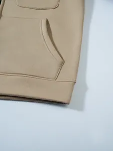 Detailaufnahme eines khakifarbenen Herren-Hoodies mit Taschennaht und Rippbündchen
