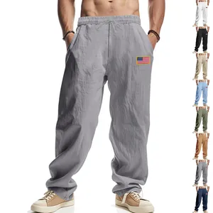 Détail présentant la gamme de couleurs des pantalons larges en lin pour hommes.