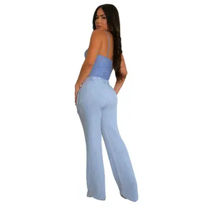 Achteraanzicht van een sexy tweedelige set met hemdje en gewassen flared broek