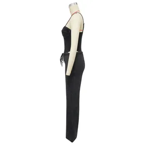Zijaanzicht van een sexy gewassen zwart tweedelig katoenen setje met top en broek