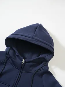 Detailansicht der Kapuze und des Metallreißverschlusses eines dunkelblauen Herren-Hoodies
