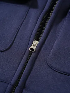 Nahaufnahme des robusten Metallreißverschlusses und des marineblauen Herren-Hoodies