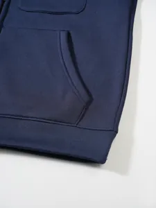 Detailaufnahme der marineblauen Kapuzenpullovertasche mit hochwertigen Nähten