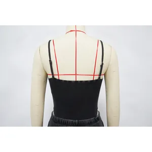 Gedetailleerd achteraanzicht van een zwart gewassen katoenen geribbelde camisole op pop