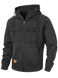 Detailansicht eines schwarzen Herren-Kapuzenpullovers mit Reißverschluss und Brusttaschen.