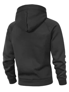 Rückansicht eines klassischen schwarzen Herrenkapuzenpullovers mit weichem Fleece-Stoff.