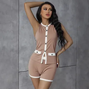Schickes beiges Zweiteiler-Set mit ärmellosem Top und schmalen Shorts am Model präsentiert.