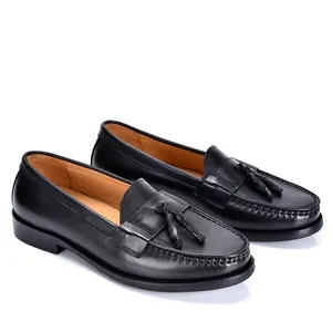 Mocassini neri classici da uomo in vera pelle con nappe, stile britannico elegante e casual.