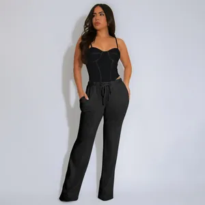 Modieuze zwarte tweedelige set van gewassen katoen met sexy camisole en lange broek.