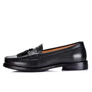 Mocassini classici con nappe in pelle nera da uomo con design formale in stile inglese