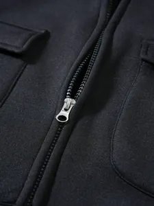 Detailansicht der schwarzen Herren-Kapuzenjacke mit Metallreißverschluss und Tasche