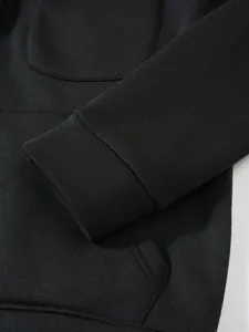 Nahaufnahme eines schwarzen Sweatshirt-Bündchens mit hochwertiger Stoffstruktur und Rippen.