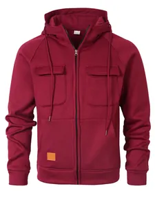 Detailansicht eines weinroten Herren-Hoodies mit Brusttaschen und Kapuze mit Kordelzug